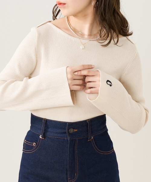 袖刺繍ボートネックリブニット