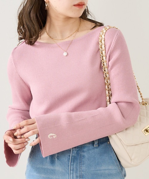 袖刺繍ボートネックリブニット