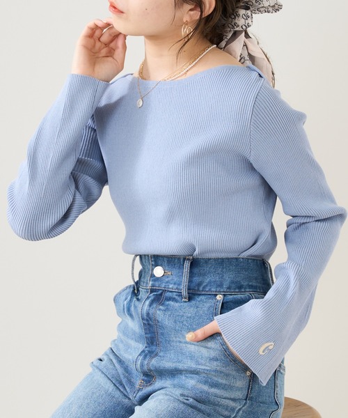 袖刺繍ボートネックリブニット