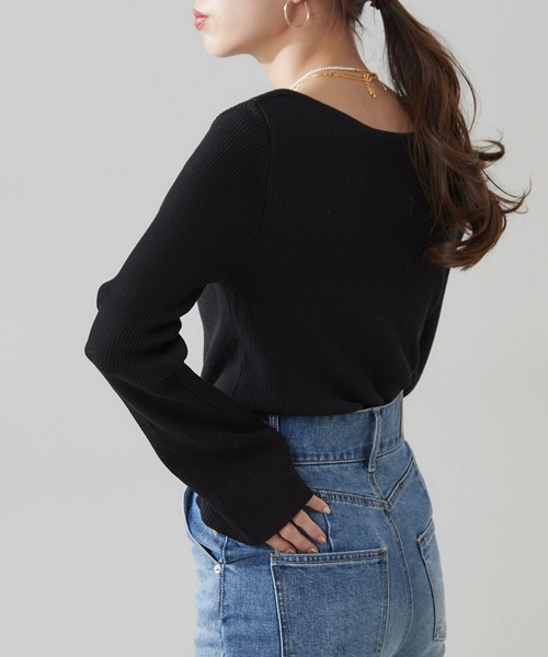 袖刺繍ボートネックリブニット