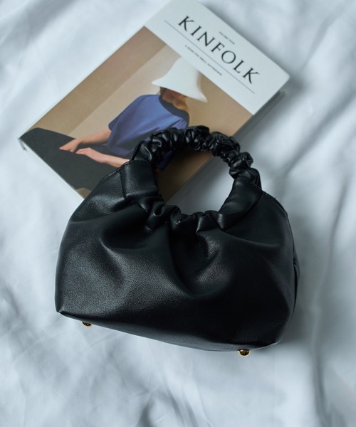 SETUP7（セットアップセブン）の「【SETUP7】サークルハンドルプリーツバッグ KNF（ショルダーバッグ・レディース・ホワイト/ブラック/レッド/ピンク/イエロー/グリーン・FREE）」の2枚目の写真