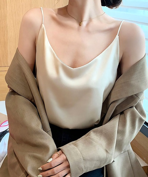 Dita(ディータ)の「Vネックサテンキャミソール(キャミソール・レディース・ホワイト/ブラック/アイボリー/ライトグレー・M/L)」の9枚目の写真