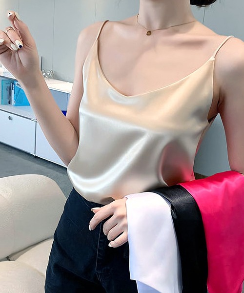 Dita(ディータ)の「Vネックサテンキャミソール(キャミソール・レディース・ホワイト/ブラック/アイボリー/ライトグレー・M/L)」の15枚目の写真