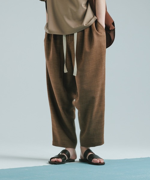 ADAM ET ROPE'(アダムエロペ)の「【WEB限定】麻調 ワイドルーズ イージー スラックス/ストレッチ/吸水速乾/イージーケア(その他パンツ・メンズ・ブラック/ダークブラウン/ネイビー/イエロー・M/L)」の1枚目の写真