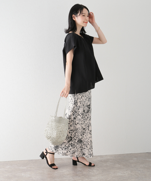 La TOTALITE(ラトータリテ)の「麻レーヨンフラワータイトスカート(スカート・レディース・グリーン/ブラック/ブルー・38/36)」の4枚目の写真