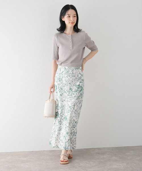 La TOTALITE(ラトータリテ)の「麻レーヨンフラワータイトスカート(スカート・レディース・グリーン/ブラック/ブルー・38/36)」の6枚目の写真