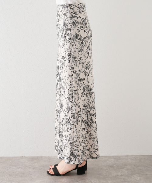 La TOTALITE(ラトータリテ)の「麻レーヨンフラワータイトスカート(スカート・レディース・グリーン/ブラック/ブルー・38/36)」の14枚目の写真