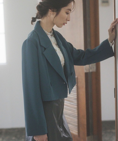 Andemiu（アンデミュウ）の「クロップドテーラードジャケット162223（テーラードジャケット・レディース・ブラック/ブルー/ブラウン・FREE）」の3枚目の写真