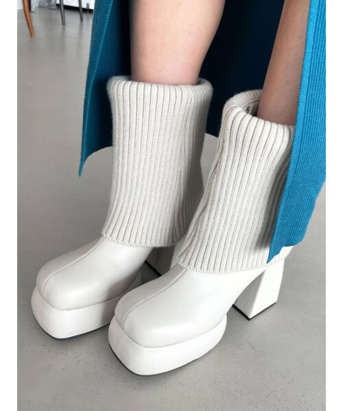 EMODA(エモダ)の「ルーズカバーチャンキーブーツ(ブーツ・レディース・ブラック/アイボリー・SMALL/MEDIUM/LARGE)」の2枚目の写真