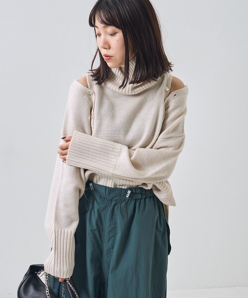 PUBLUX(パブリュクス)の「PUBLUX/パブリュクス 2WAY肩開きハイネックニット(ニット/セーター・レディース・ナチュラル/ブラック/グリーン・フリ-)」の2枚目の写真