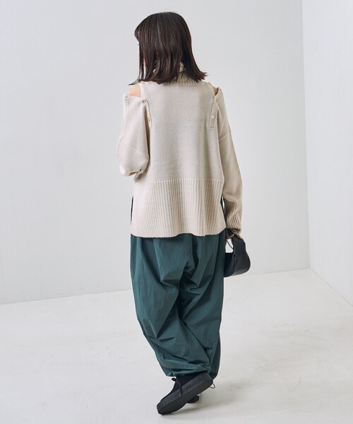 PUBLUX(パブリュクス)の「PUBLUX/パブリュクス 2WAY肩開きハイネックニット(ニット/セーター・レディース・ナチュラル/ブラック/グリーン・フリ-)」の4枚目の写真