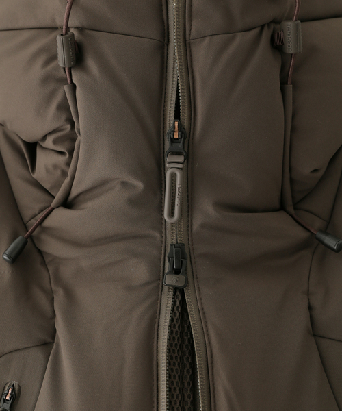 DESCENTE ALLTERRAIN(デサント オルテライン)の「【DESCENTE ALLTERRAIN】 水沢ダウン オーバーサイズダウンジャケット MOUNTANEER BIG(ダウンジャケット/コート・レディース・ブラウン/ブラック・MEDIUM)」の4枚目の写真