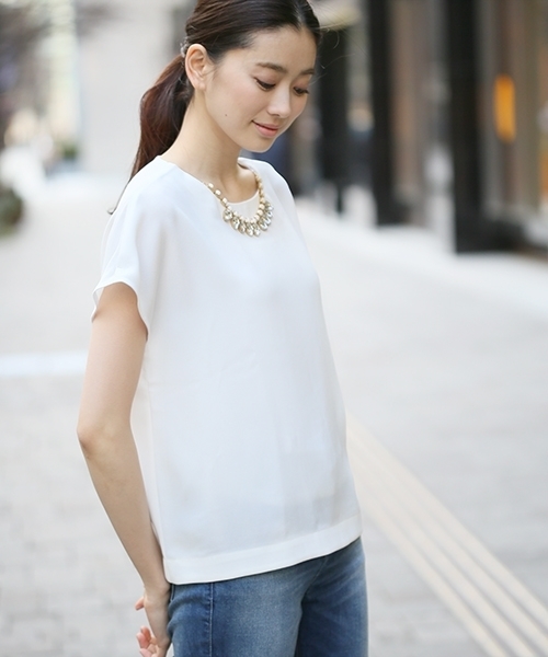 LEPSIM(レプシィム)の「ビジューネック2WAYブラウス 559622(シャツ/ブラウス・レディース・オフホワイト/ベージュ/ダークネイビー・FREE)」の2枚目の写真