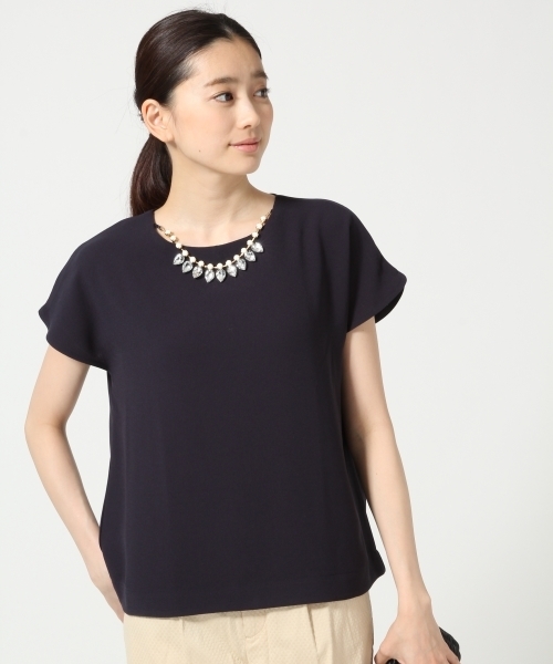 LEPSIM(レプシィム)の「ビジューネック2WAYブラウス 559622(シャツ/ブラウス・レディース・オフホワイト/ベージュ/ダークネイビー・FREE)」の3枚目の写真