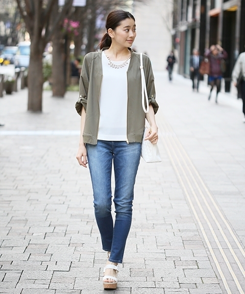 LEPSIM(レプシィム)の「ビジューネック2WAYブラウス 559622(シャツ/ブラウス・レディース・オフホワイト/ベージュ/ダークネイビー・FREE)」の4枚目の写真