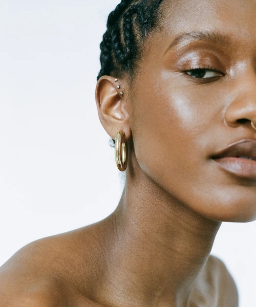 Laura Lombardi（ローラロンバルディ）の「MINI CURVE EARRINGS（ピアス（両耳用）・レディース・ゴールド・ONE SIZE）」の9枚目の写真