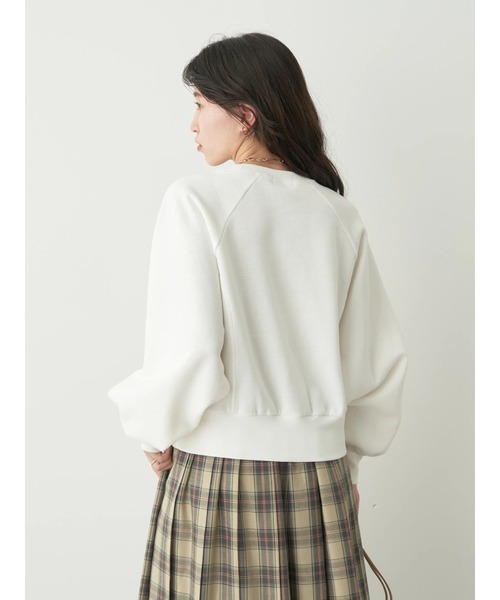 earth music&ecology(アースミュージックアンドエコロジー)の「ショート丈ウラキモウロゴスウェット(Tシャツ/カットソー・レディース・サックスブルー/ホワイト/ベージュ・FREE)」の6枚目の写真