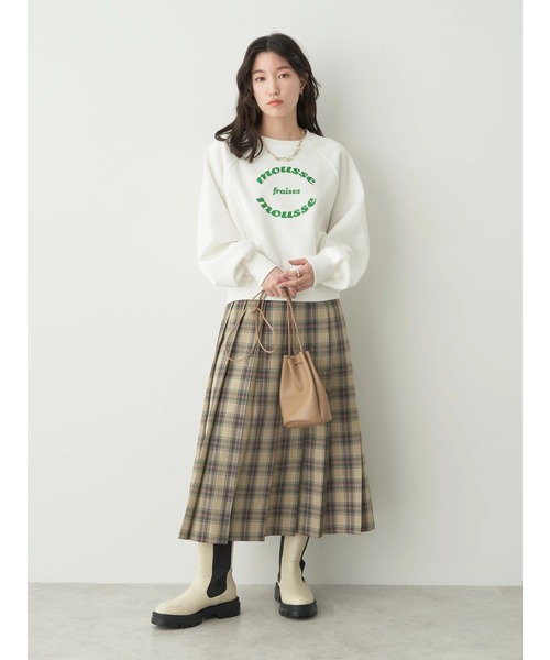 earth music&ecology(アースミュージックアンドエコロジー)の「ショート丈ウラキモウロゴスウェット(Tシャツ/カットソー・レディース・サックスブルー/ホワイト/ベージュ・FREE)」の7枚目の写真