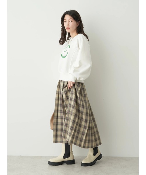 earth music&ecology(アースミュージックアンドエコロジー)の「ショート丈ウラキモウロゴスウェット(Tシャツ/カットソー・レディース・サックスブルー/ホワイト/ベージュ・FREE)」の8枚目の写真