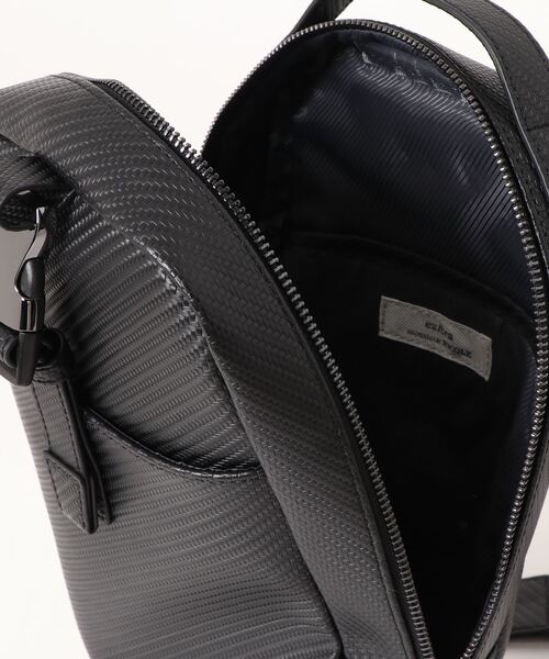 MONSIEUR NICOLE（ムッシュニコル）の「【ex/tra】レザーボディバッグ（ボディバッグ/ウエストポーチ・メンズ・ブラック/グレイッシュベージュ・FREE）」の4枚目の写真