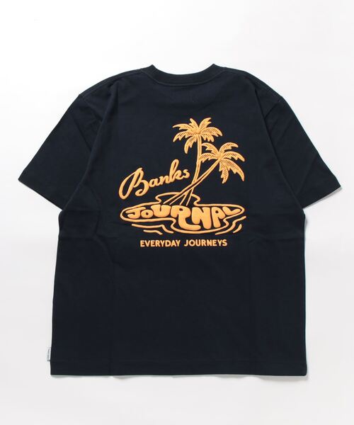 BANKS(バンクス)の「DESIGN TEE/BANKS(バンクス)半袖バックプリントTシャツ(Tシャツ/カットソー・メンズ・ネイビー/オレンジ・SMALL/MEDIUM/LARGE/X-LARGE)」の2枚目の写真