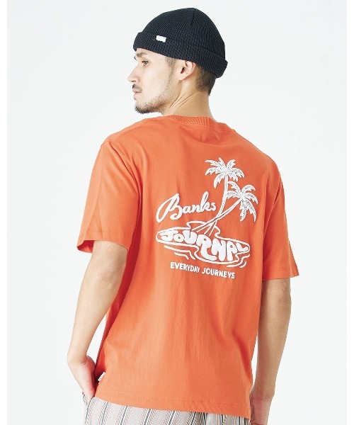 BANKS(バンクス)の「DESIGN TEE/BANKS(バンクス)半袖バックプリントTシャツ(Tシャツ/カットソー・メンズ・ネイビー/オレンジ・SMALL/MEDIUM/LARGE/X-LARGE)」の7枚目の写真