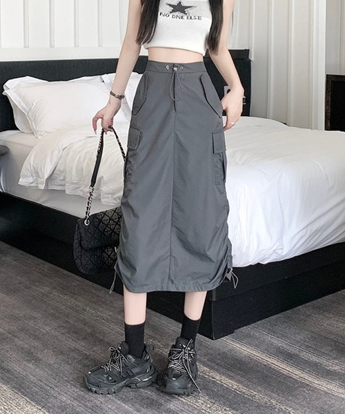 Silly（シリー）の「【韓国コーデに◎】バックスリットシャーリングカーゴスカート（スカート・レディース・グレー・SMALL/MEDIUM/LARGE）」の2枚目の写真