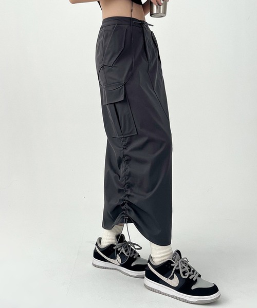 Silly（シリー）の「【韓国コーデに◎】バックスリットシャーリングカーゴスカート（スカート・レディース・グレー・SMALL/MEDIUM/LARGE）」の4枚目の写真