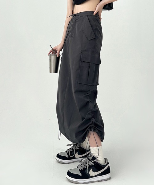 Silly（シリー）の「【韓国コーデに◎】バックスリットシャーリングカーゴスカート（スカート・レディース・グレー・SMALL/MEDIUM/LARGE）」の6枚目の写真