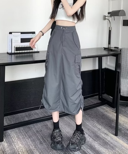 Silly（シリー）の「【韓国コーデに◎】バックスリットシャーリングカーゴスカート（スカート・レディース・グレー・SMALL/MEDIUM/LARGE）」の8枚目の写真