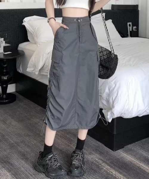 Silly（シリー）の「【韓国コーデに◎】バックスリットシャーリングカーゴスカート（スカート・レディース・グレー・SMALL/MEDIUM/LARGE）」の13枚目の写真