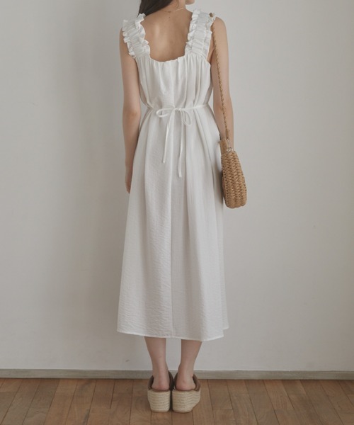 ACYM(アシーム)の「Onemile frill shoulder ワンピース(ワンピース・レディース・ホワイト/ベージュ/ネイビー・FREE)」の9枚目の写真
