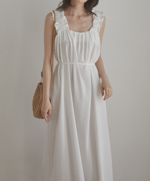 ACYM(アシーム)の「Onemile frill shoulder ワンピース(ワンピース・レディース・ホワイト/ベージュ/ネイビー・FREE)」の4枚目の写真