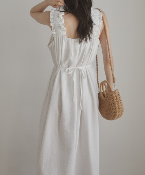 ACYM(アシーム)の「Onemile frill shoulder ワンピース(ワンピース・レディース・ホワイト/ベージュ/ネイビー・FREE)」の5枚目の写真