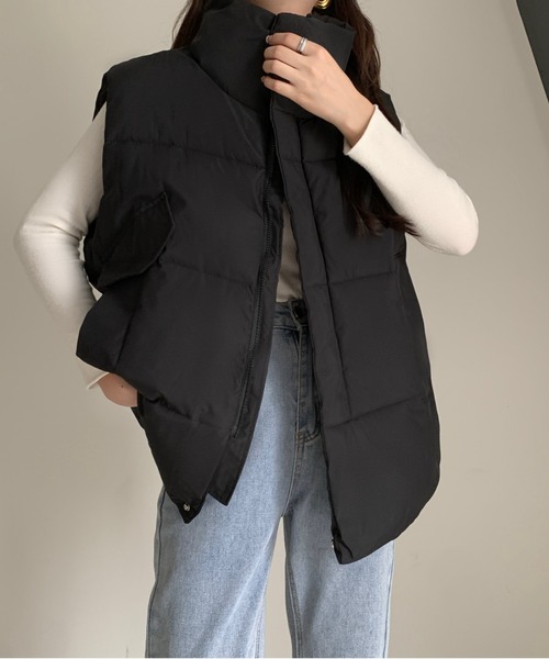 emi+（エミプラス）の「スタンドネックボリュウーム中綿ベスト（ダウンベスト・レディース・アイボリー/ブラック・FREE）」の2枚目の写真