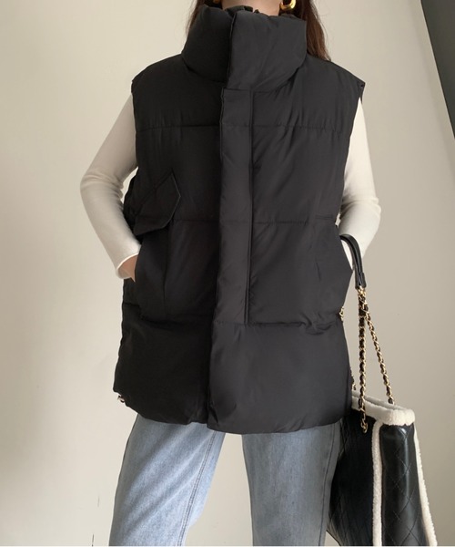 emi+（エミプラス）の「スタンドネックボリュウーム中綿ベスト（ダウンベスト・レディース・アイボリー/ブラック・FREE）」の19枚目の写真