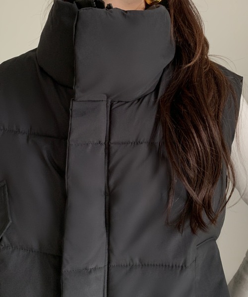 emi+（エミプラス）の「スタンドネックボリュウーム中綿ベスト（ダウンベスト・レディース・アイボリー/ブラック・FREE）」の17枚目の写真