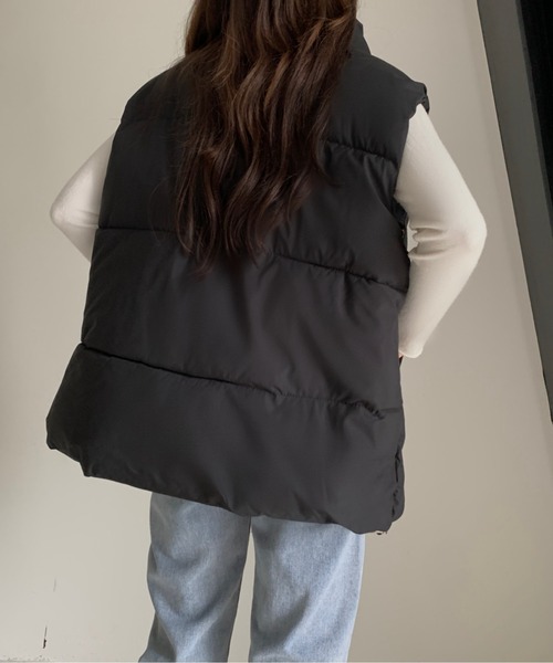 emi+（エミプラス）の「スタンドネックボリュウーム中綿ベスト（ダウンベスト・レディース・アイボリー/ブラック・FREE）」の16枚目の写真