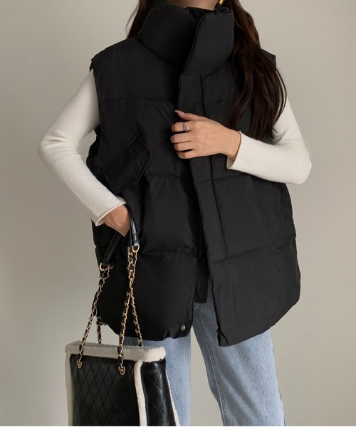 emi+（エミプラス）の「スタンドネックボリュウーム中綿ベスト（ダウンベスト・レディース・アイボリー/ブラック・FREE）」の20枚目の写真