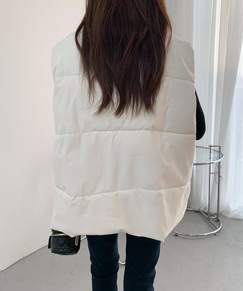 emi+（エミプラス）の「スタンドネックボリュウーム中綿ベスト（ダウンベスト・レディース・アイボリー/ブラック・FREE）」の13枚目の写真