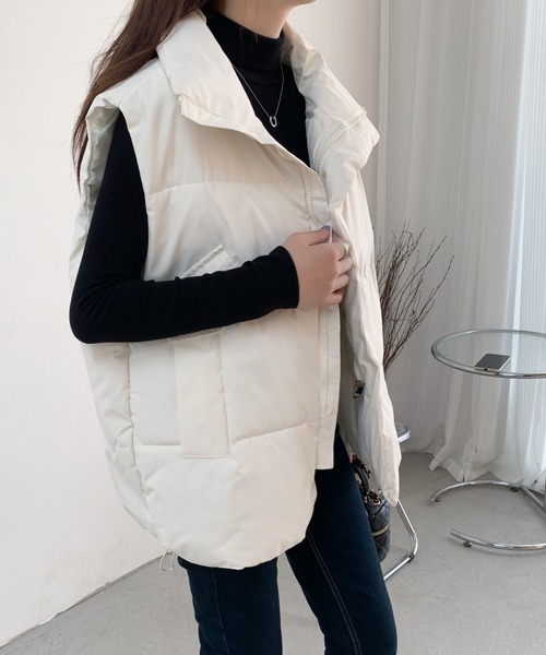 emi+（エミプラス）の「スタンドネックボリュウーム中綿ベスト（ダウンベスト・レディース・アイボリー/ブラック・FREE）」の12枚目の写真