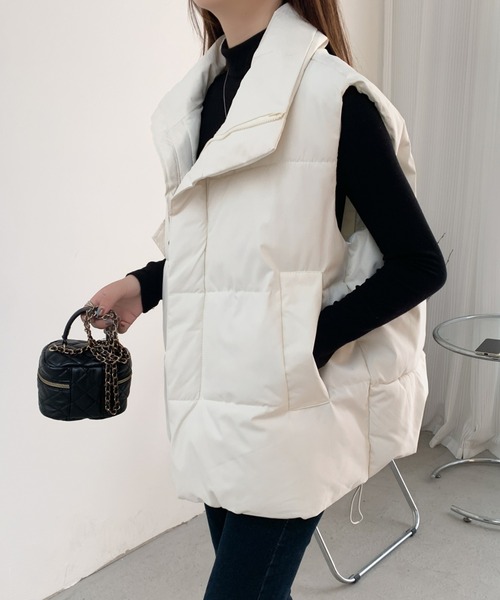 emi+（エミプラス）の「スタンドネックボリュウーム中綿ベスト（ダウンベスト・レディース・アイボリー/ブラック・FREE）」の11枚目の写真