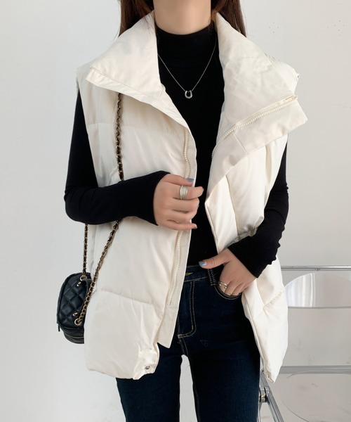 emi+（エミプラス）の「スタンドネックボリュウーム中綿ベスト（ダウンベスト・レディース・アイボリー/ブラック・FREE）」の10枚目の写真