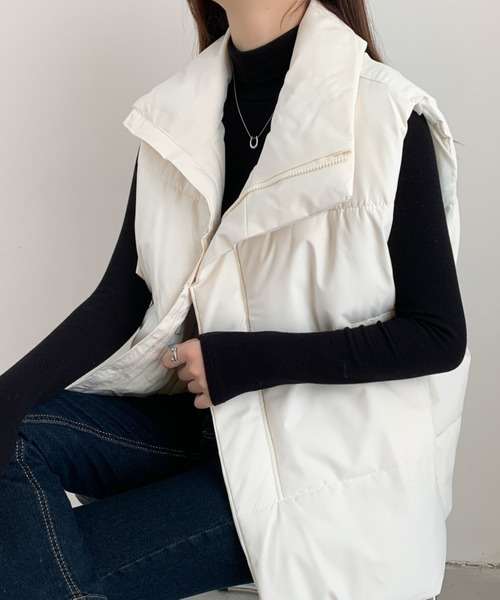 emi+（エミプラス）の「スタンドネックボリュウーム中綿ベスト（ダウンベスト・レディース・アイボリー/ブラック・FREE）」の9枚目の写真