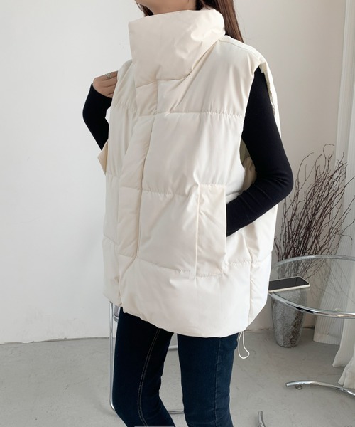 emi+（エミプラス）の「スタンドネックボリュウーム中綿ベスト（ダウンベスト・レディース・アイボリー/ブラック・FREE）」の7枚目の写真