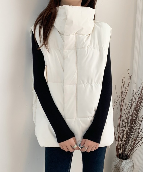 emi+（エミプラス）の「スタンドネックボリュウーム中綿ベスト（ダウンベスト・レディース・アイボリー/ブラック・FREE）」の6枚目の写真