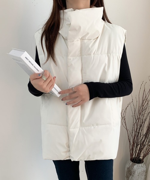 emi+（エミプラス）の「スタンドネックボリュウーム中綿ベスト（ダウンベスト・レディース・アイボリー/ブラック・FREE）」の5枚目の写真