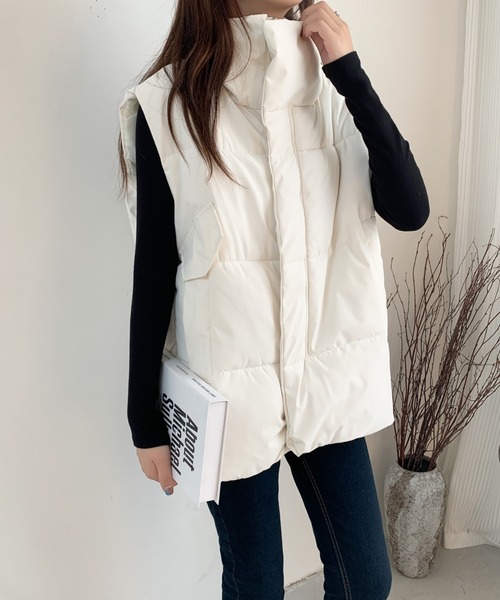 emi+（エミプラス）の「スタンドネックボリュウーム中綿ベスト（ダウンベスト・レディース・アイボリー/ブラック・FREE）」の4枚目の写真