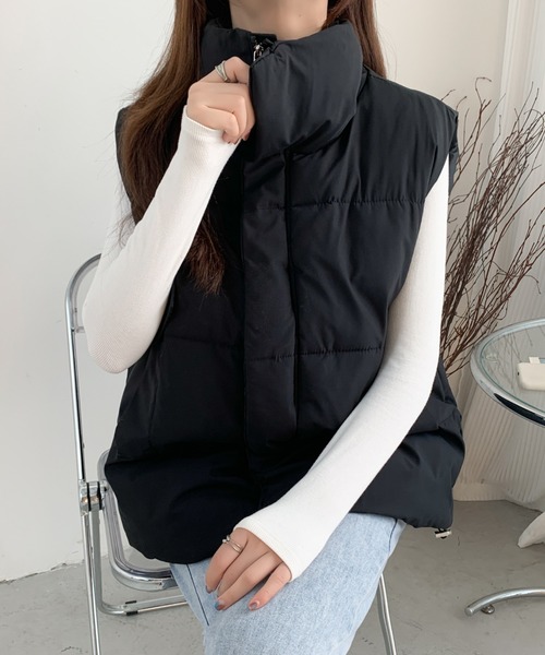 emi+（エミプラス）の「スタンドネックボリュウーム中綿ベスト（ダウンベスト・レディース・アイボリー/ブラック・FREE）」の22枚目の写真