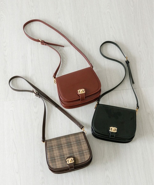 OLIVE des OLIVE（オリーブデオリーブ）の「フラップショルダー　1032120040（ショルダーバッグ・レディース・ダークブラウン/ブラウン/ブラック・FREE）」の4枚目の写真